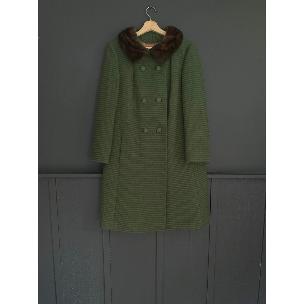 Vintage Union Made Green Textured Wool Coat with Fur Collar Estimated Size Small
